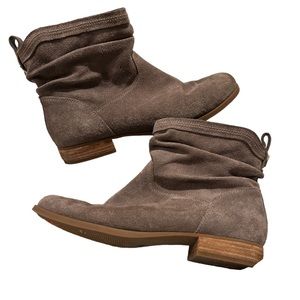 KOOLABURRA BY UGG Lorelei Tan cinder suede
Slouchy Ankle Boots size 10